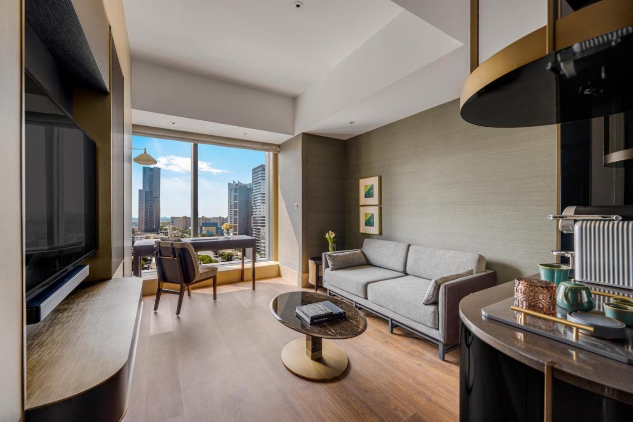 Intercontinental Kaohsiung By Ihg Hotel ภายนอก รูปภาพ A suite at The Ritz-Carlton, Osaka
