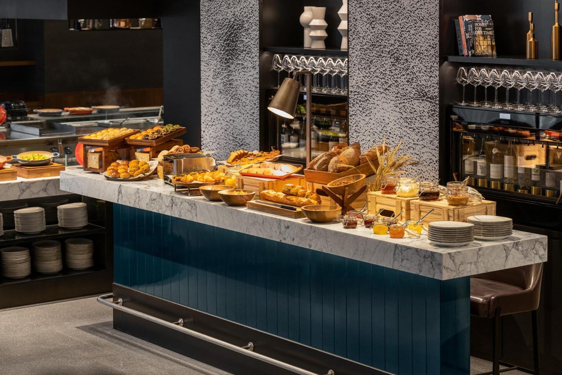 Intercontinental Kaohsiung By Ihg Hotel ภายนอก รูปภาพ A buffet at a restaurant