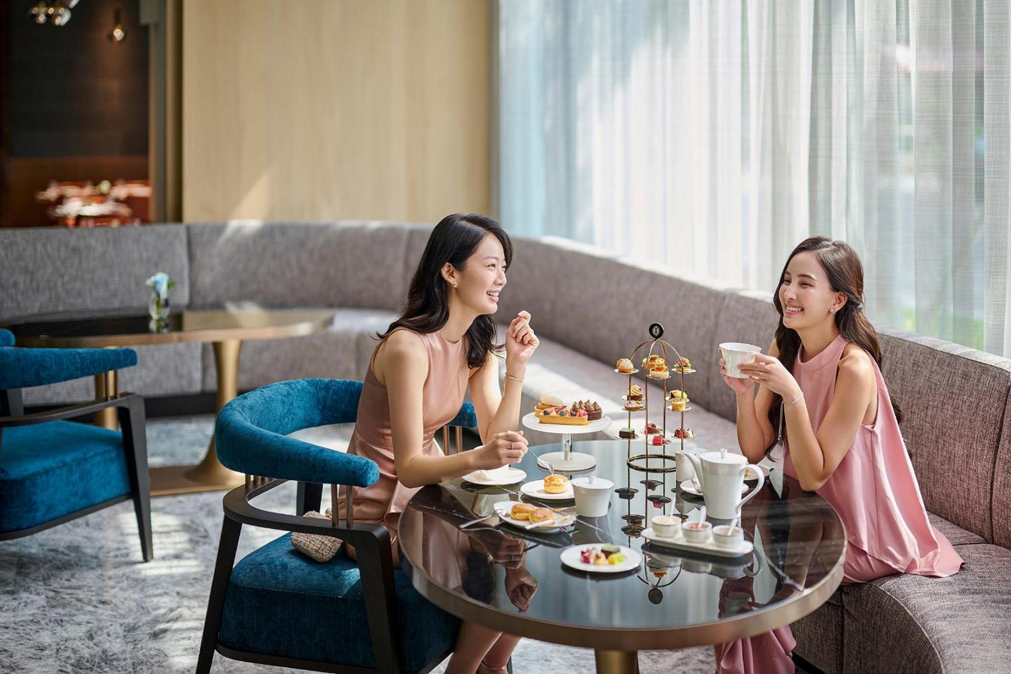 Intercontinental Kaohsiung By Ihg Hotel ภายนอก รูปภาพ Afternoon tea at The Lounge, The Landmark, Hong Kong