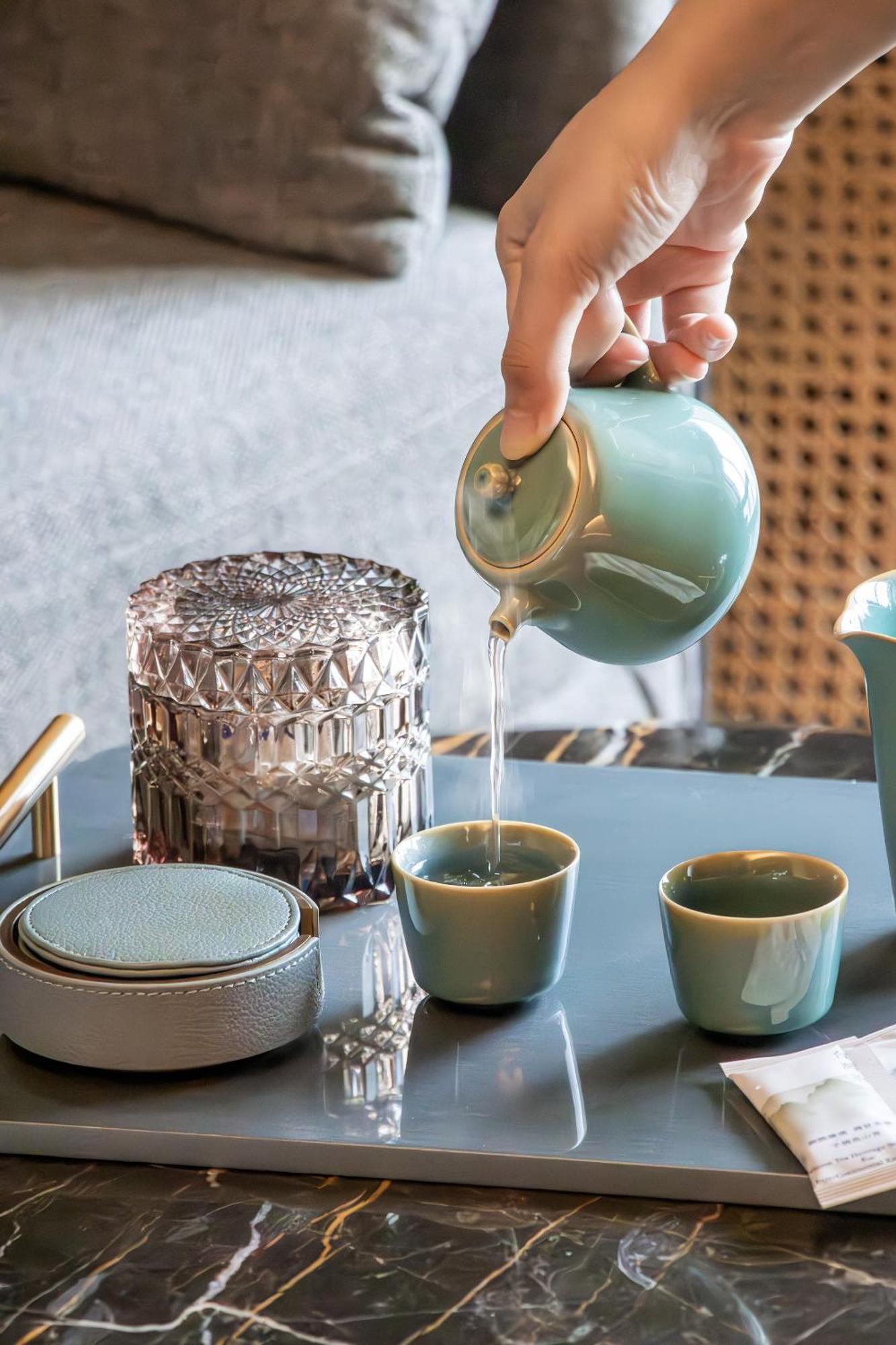 Intercontinental Kaohsiung By Ihg Hotel ห้อง รูปภาพ Tea being poured into a teacup