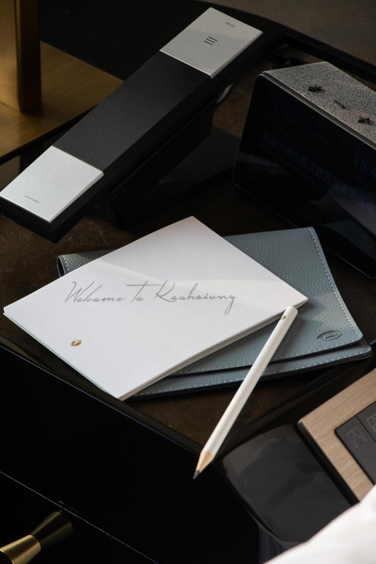 Intercontinental Kaohsiung By Ihg Hotel ภายนอก รูปภาพ Apple Pencil and the Apple Folio