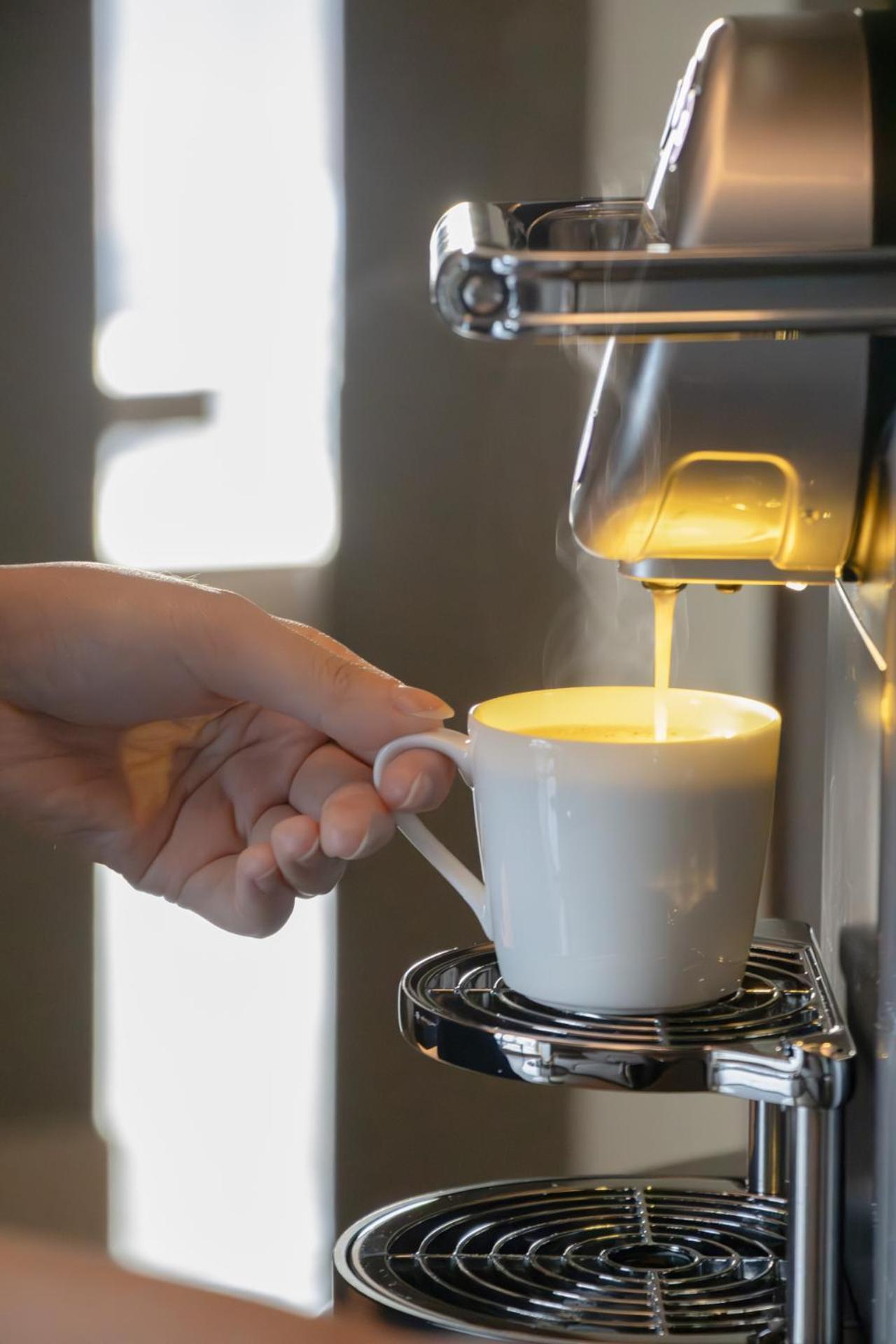 Intercontinental Kaohsiung By Ihg Hotel ห้อง รูปภาพ A coffee machine