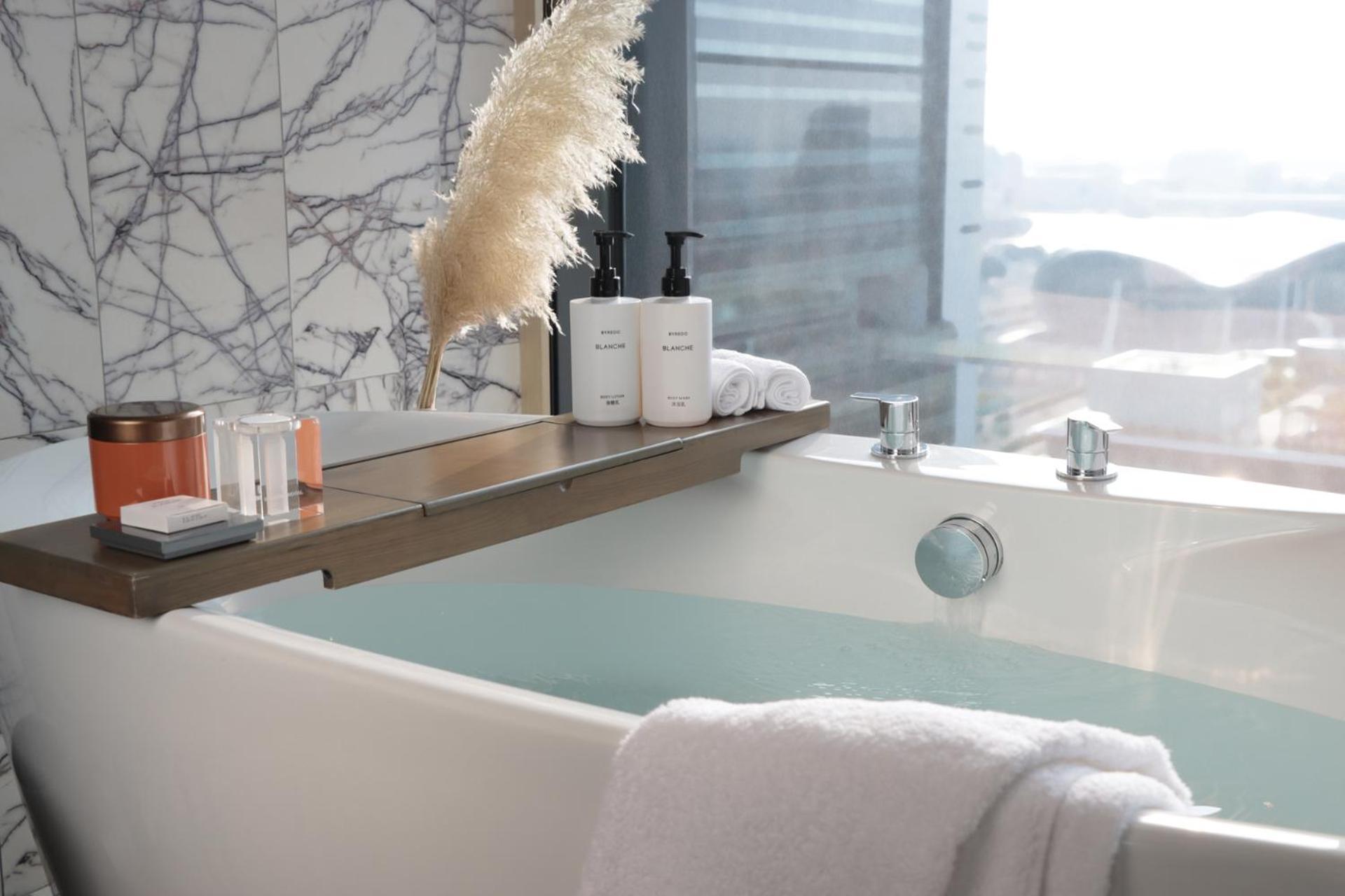 Intercontinental Kaohsiung By Ihg Hotel ภายนอก รูปภาพ A modern bathtub