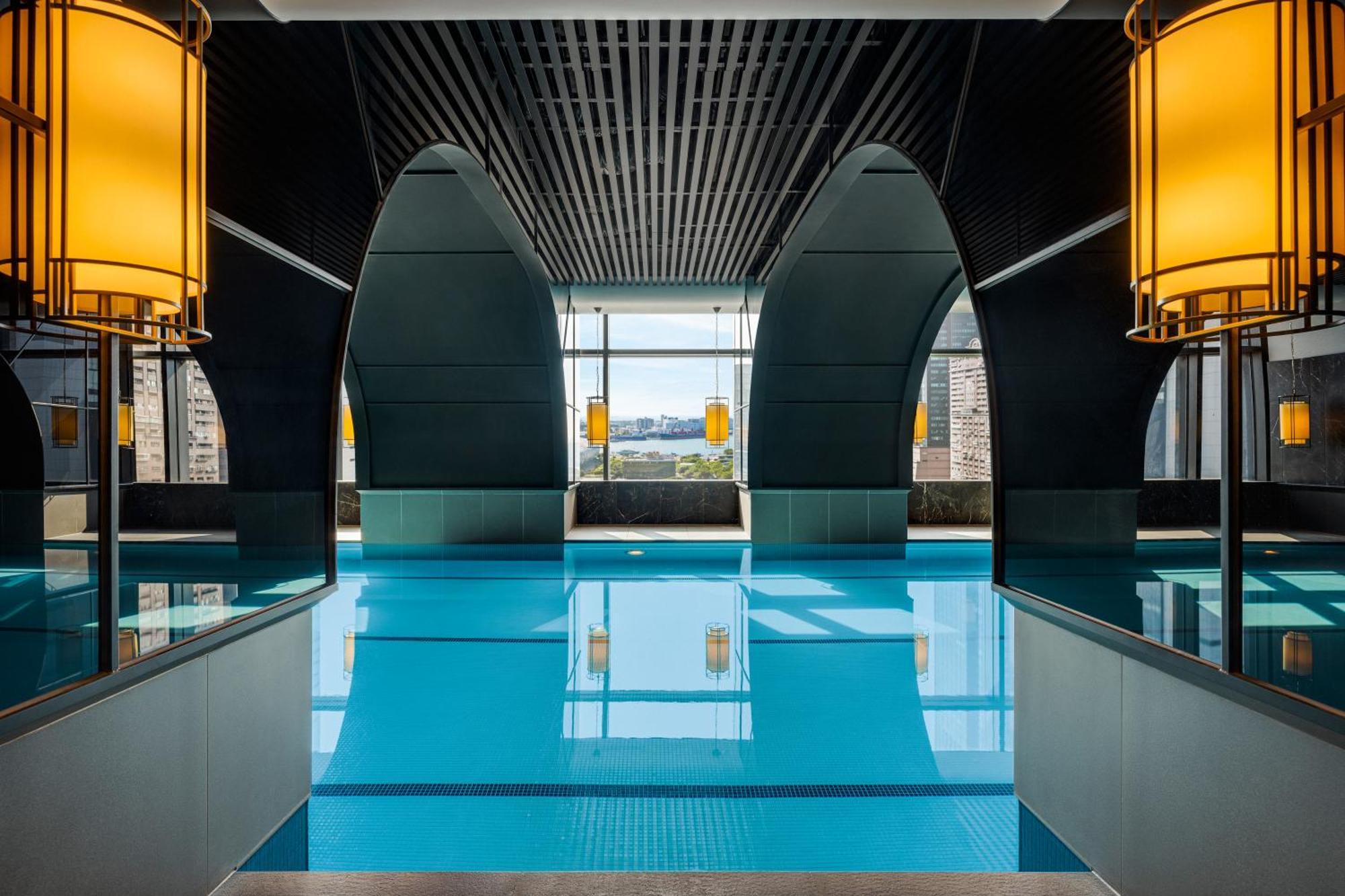 Intercontinental Kaohsiung By Ihg Hotel ภายนอก รูปภาพ The pool at the hotel