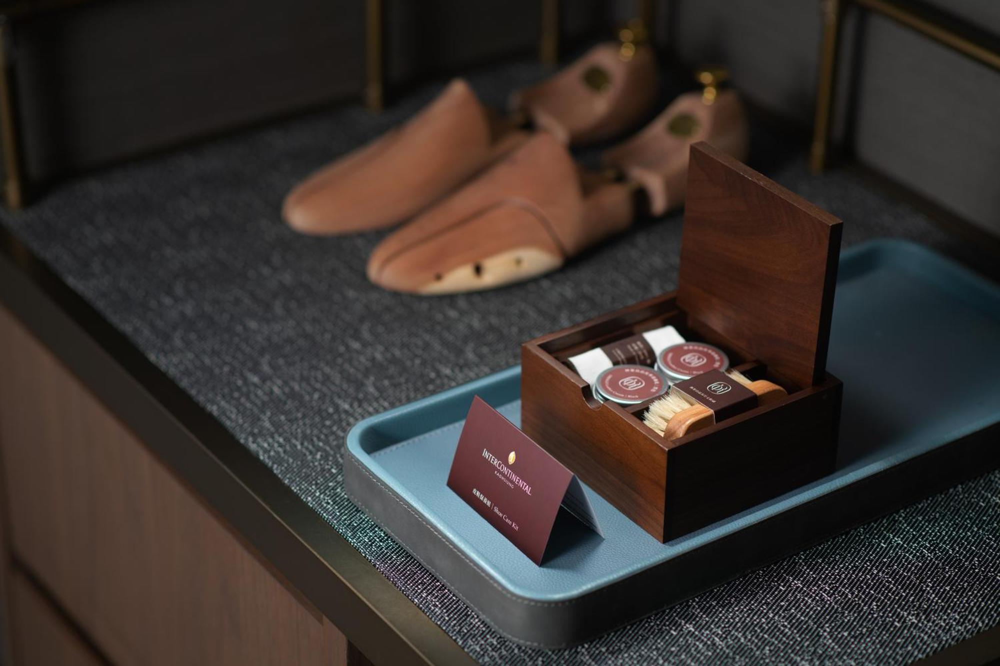 Intercontinental Kaohsiung By Ihg Hotel ภายนอก รูปภาพ Shoe shine kit